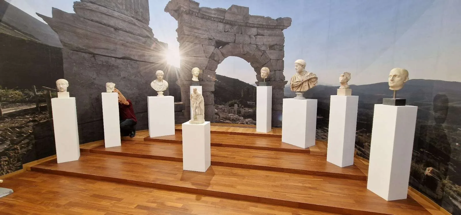 allestimento mostra sguardi unict allestimento mostra sguardi università di catania scuola superiore san saverio sculture castello ursino trasporto opere d'arte