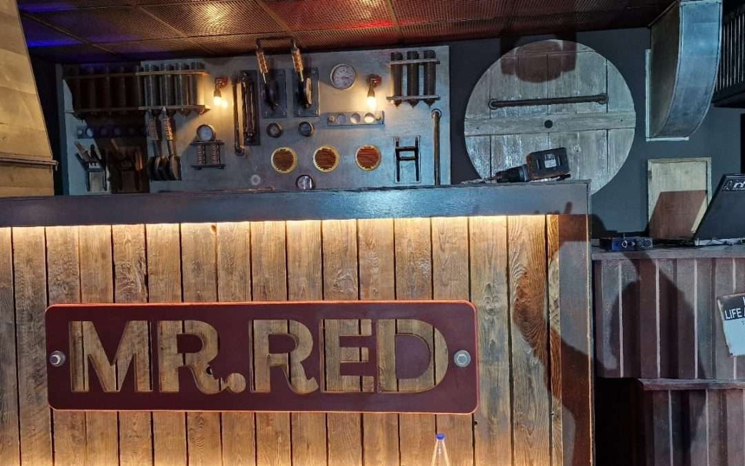 Mr. RED arredo su misura discoteca in stile industrial barocco