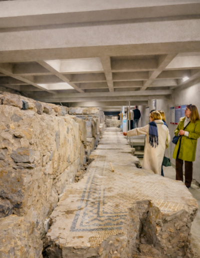 Resti archeologici del mosaico del Portico dell’Atleta con pavimentazione musiva e murature antiche in ambiente sotterraneo
