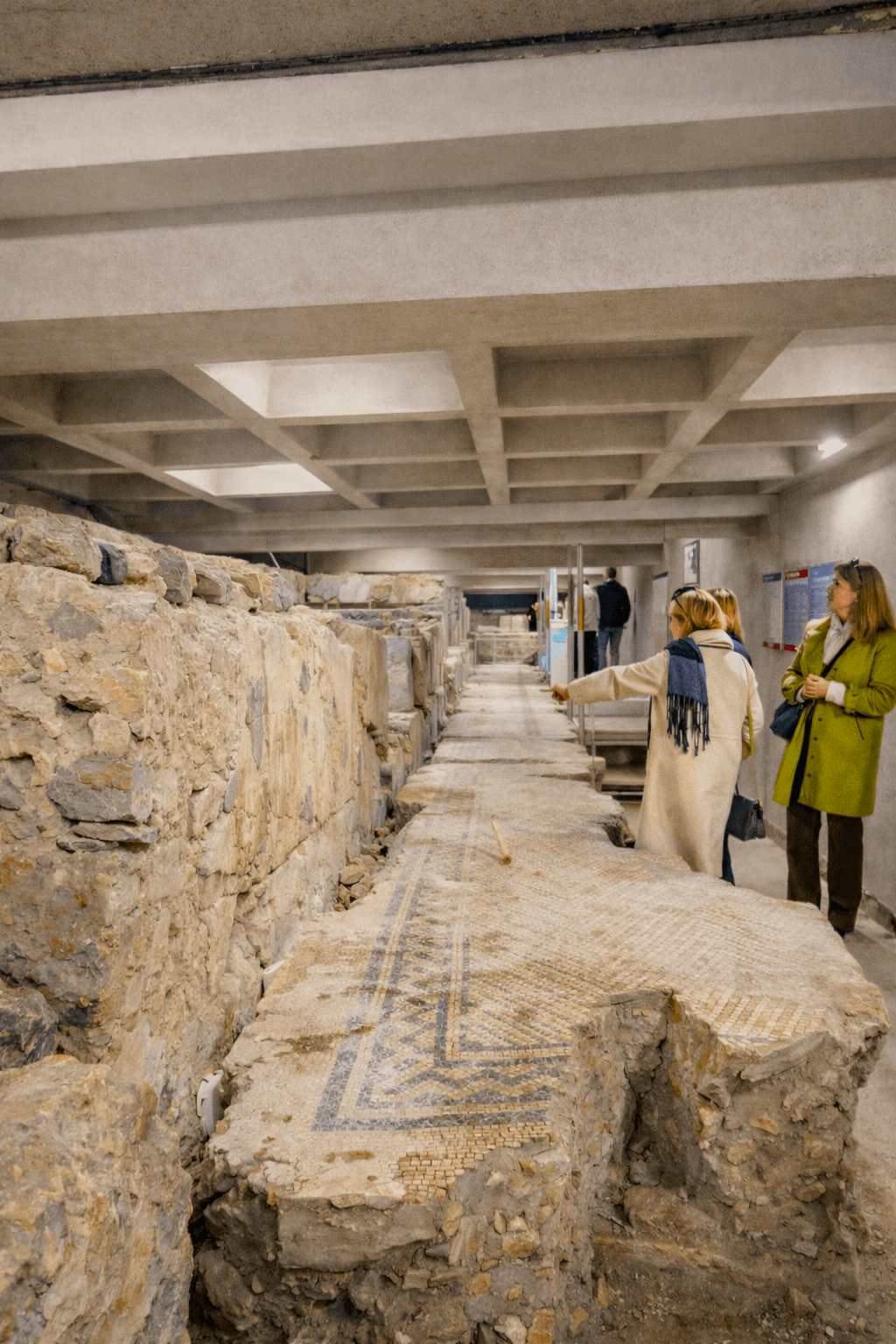 Resti archeologici del mosaico del Portico dell’Atleta con pavimentazione musiva e murature antiche in ambiente sotterraneo