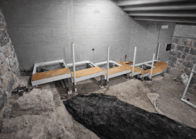 Installazione di pedane museali in ferro zincato su area archeologica con strutture regolabili e piano in legno