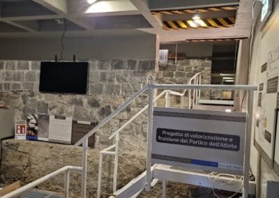 Percorso museale completato con passerelle, parapetti di sicurezza e pannelli informativi nel sito archeologico