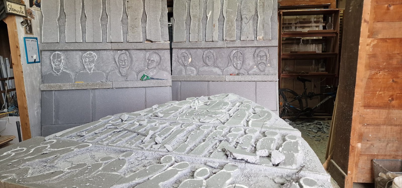 Dettagli scultorei scenografia Notre-Dame Elementi decorativi scolpiti della scenografia Notre-Dame realizzati nel laboratorio Skenarte