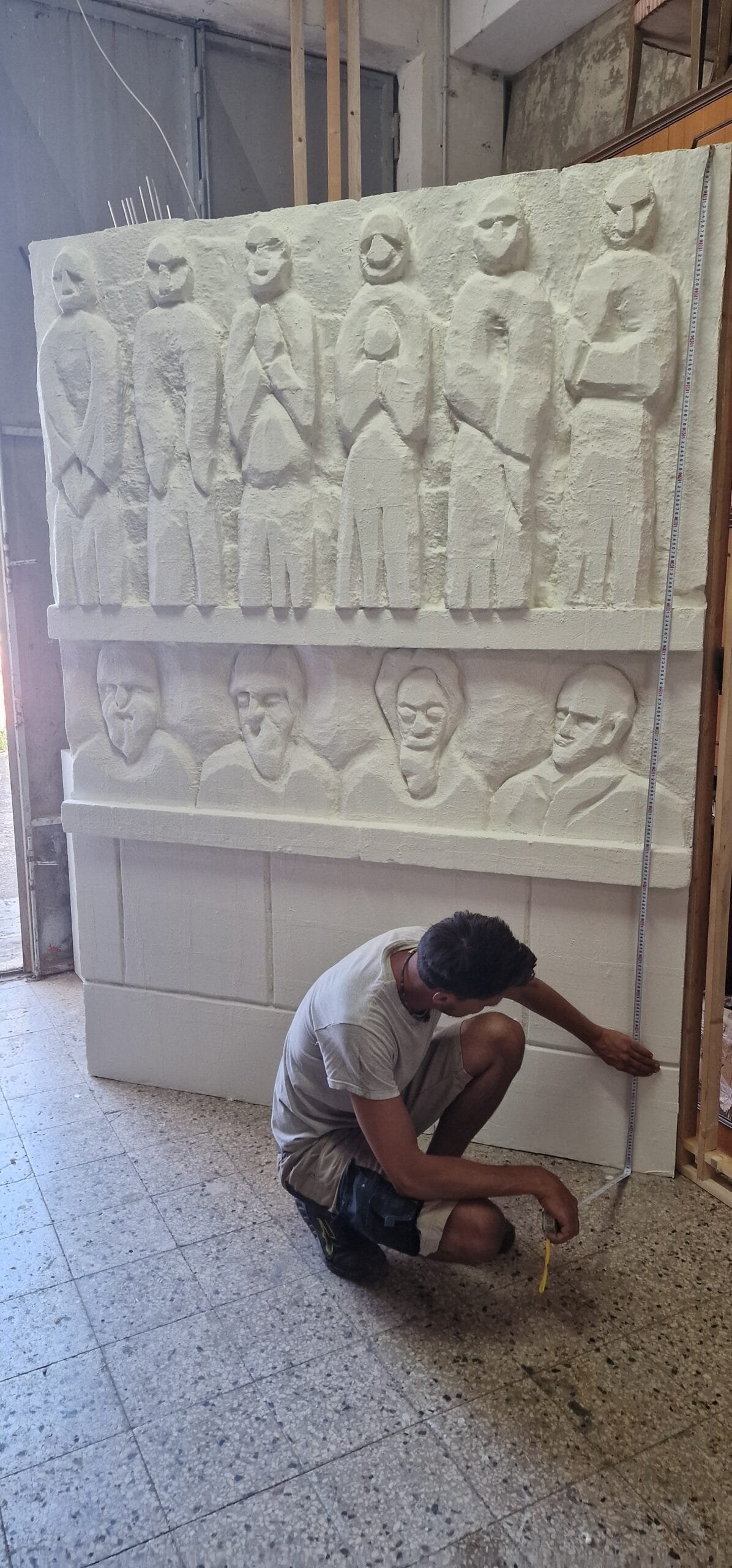 Realizzazione dei rilievi decorativi della scenografia Notre-Dame nel laboratorio Skenarte