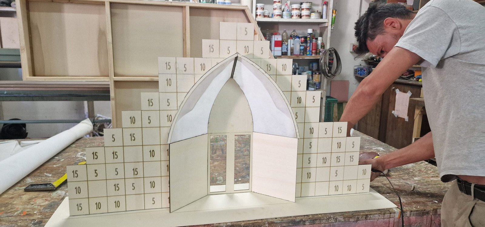 Modellino scenografico Notre-Dame Modellino scenografico della facciata di Notre-Dame realizzato da Skenarte per lo spettacolo al Teatro Vittorio Emanuele di Messina