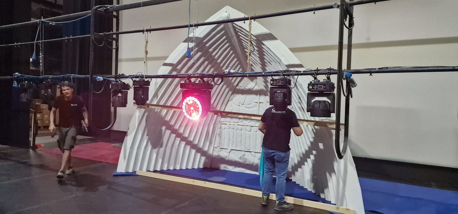 Montaggio scenografia Notre-Dame in teatro Montaggio della scenografia Notre-Dame sul palcoscenico del Teatro Vittorio Emanuele di Messina