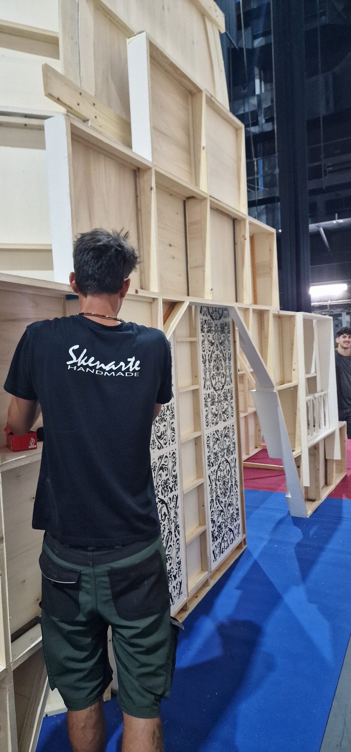 Montaggio della scenografia Notre-Dame realizzata da Skenarte sul palcoscenico del Teatro Vittorio Emanuele di Messina