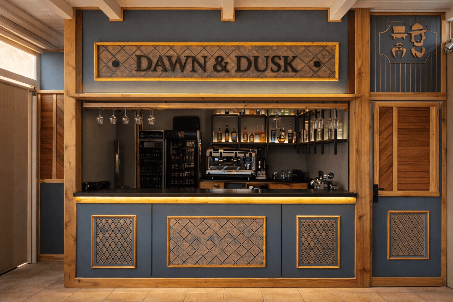 Restyling chiosco bar Dawn & Dusk – Skenarte Restyling chiosco bar con bancone artigianale in legno e lavorazioni CNC, design su misura Skenarte