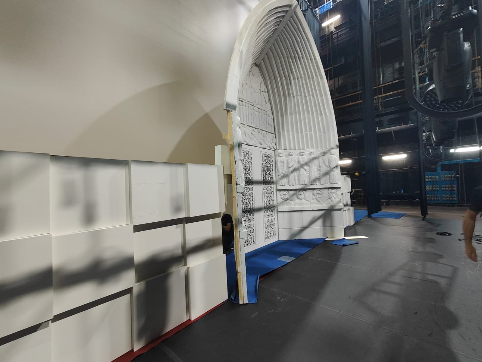 Scenografia Notre-Dame in fase di montaggio sul palco del Teatro Vittorio Emanuele di Messina