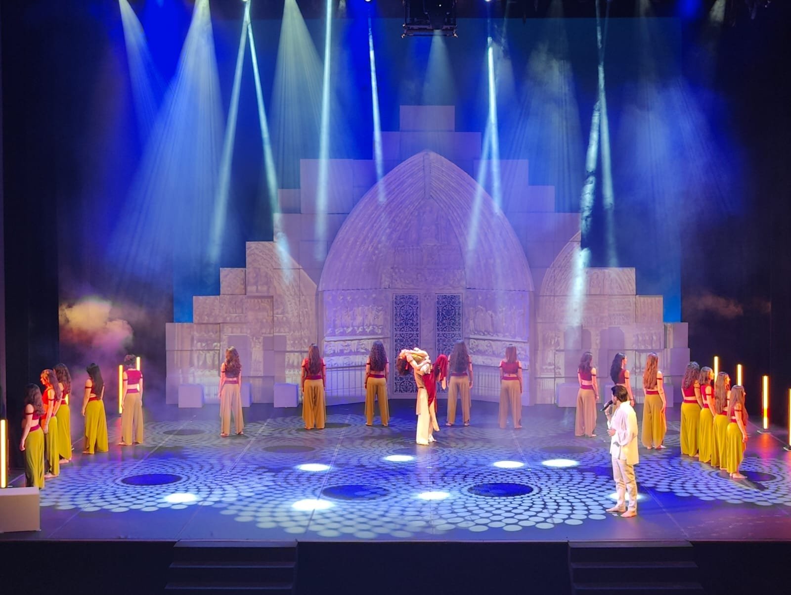 Scenografia Notre-Dame in scena Scenografia Notre-Dame realizzata da Skenarte durante lo spettacolo al Teatro Vittorio Emanuele di Messina