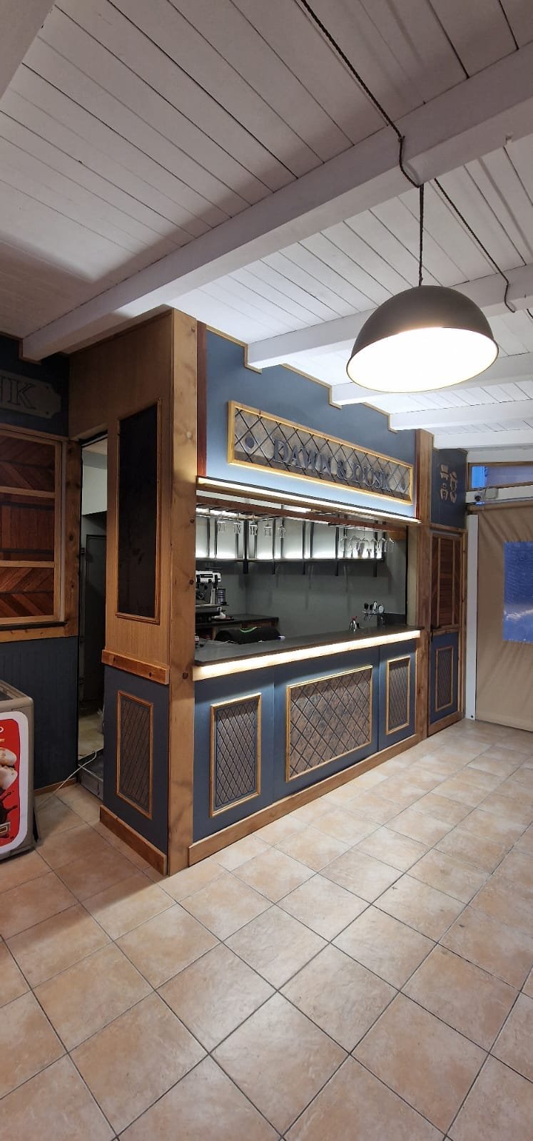 Illuminazione LED per bancone bar su misura Illuminazione LED integrata nel bancone bar per valorizzare materiali e volumi