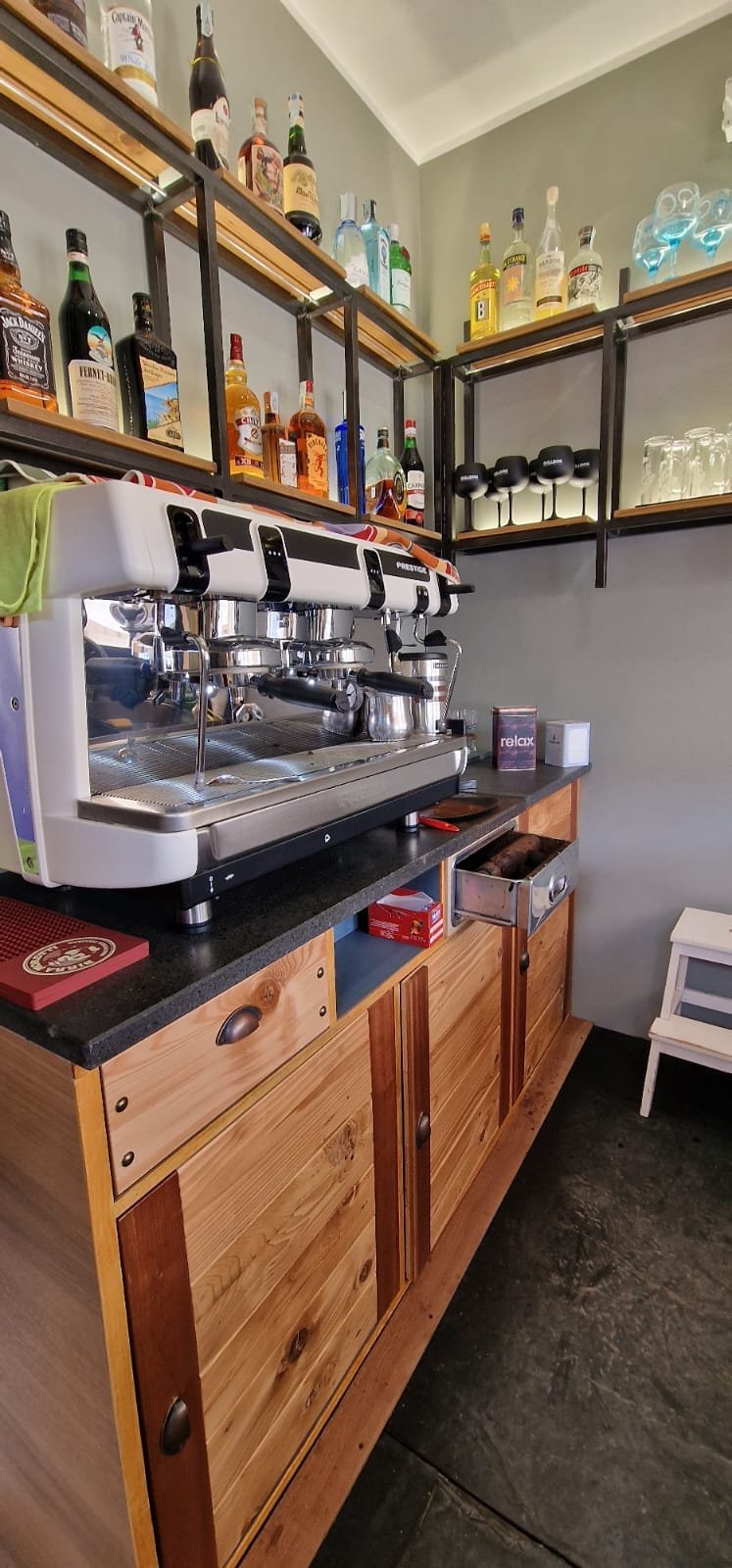 Mobile artigianale su misura in legno Mobile artigianale in legno realizzato su misura con lavorazioni di falegnameria