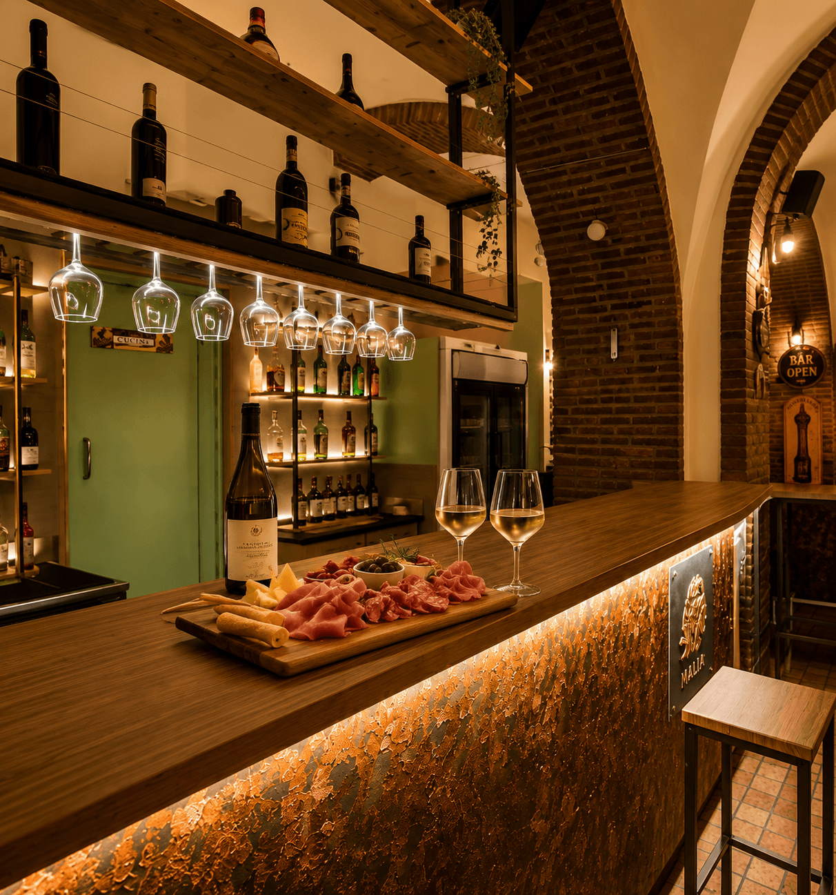 Dettaglio bancone bar – Pub Malìa Dettaglio del bancone bar in legno con illuminazione LED integrata, piano effetto ruggine e retrobanco su misura realizzato da Skenarte per il Pub Malìa.