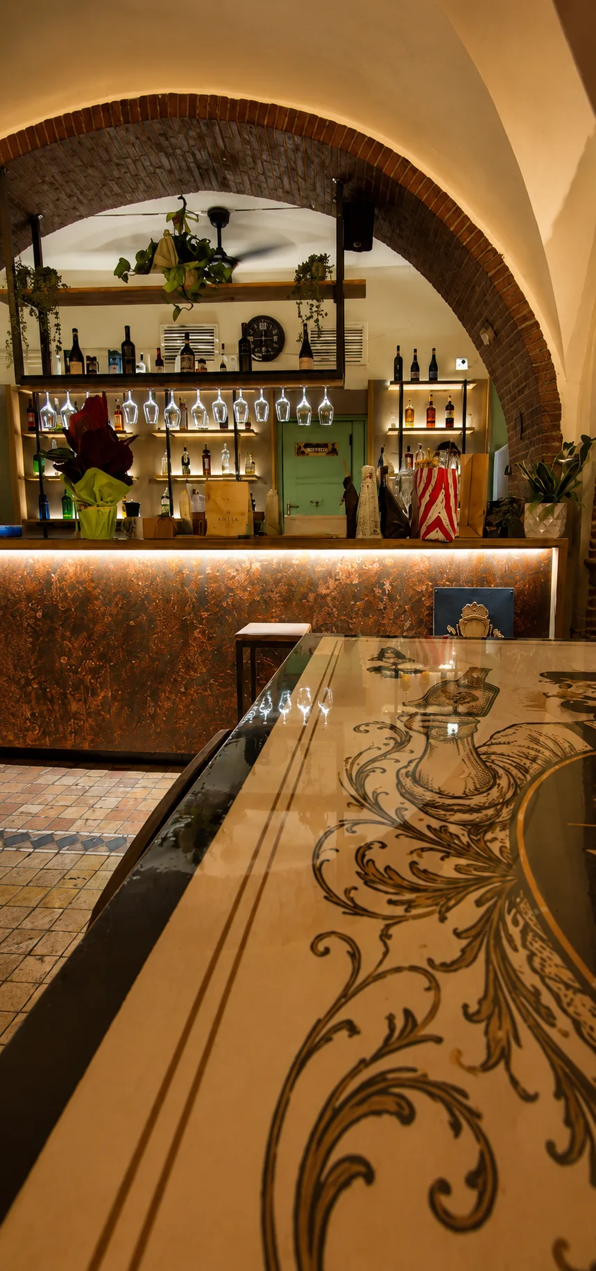 Tavoli personalizzati Malìa Pub Bistrot Tavoli personalizzati del Malìa Pub Bistrot con bancone e retrobanco illuminato realizzati da Skenarte